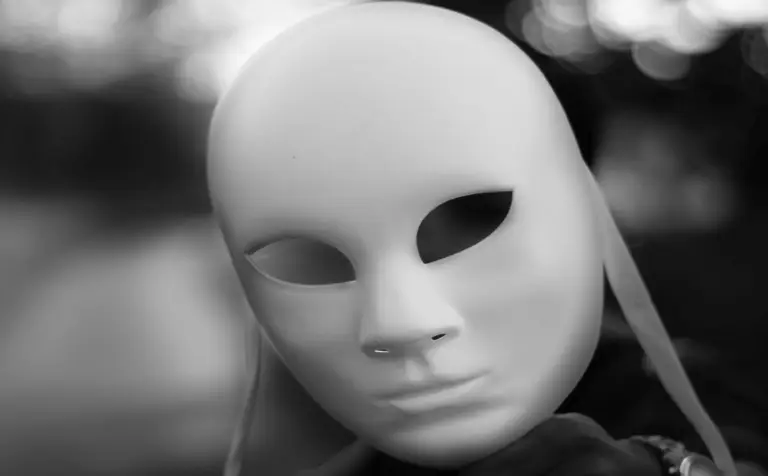 This image of a black and white mask highlight's the topic at hand, deepfakes.