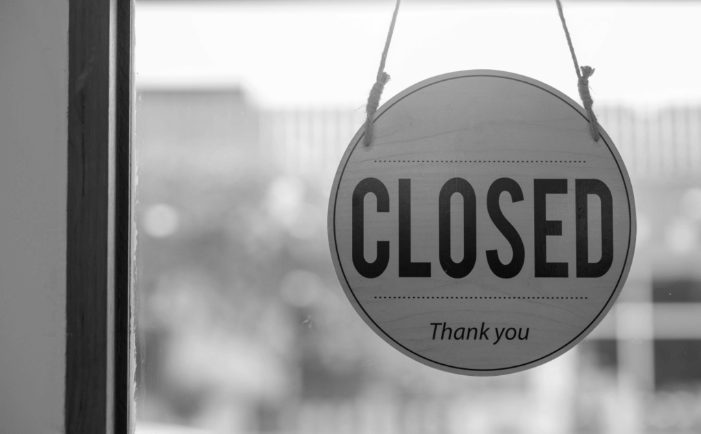 This image of a closed shop sign highlights this post's topic: a fake shop finder.