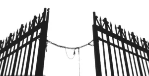 Dieses Bild eines offenen Tores veranschaulicht unser Thema rund um die Frage, wie ein Domain-Block Ihr Online-Portfolio absichern kann.